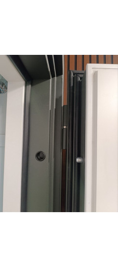 Стальная дверь "Цаворит" с окном и лазерной резкой (терморазрыв 3к). Заказная модель. | Два слоя покрытия: первый слой - цинкогрунт, второй слой - порошковое покрытие 