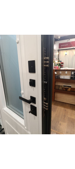 Стальная дверь "Цаворит" с окном и лазерной резкой (терморазрыв 3к). Заказная модель. | Два слоя покрытия: первый слой - цинкогрунт, второй слой - порошковое покрытие 